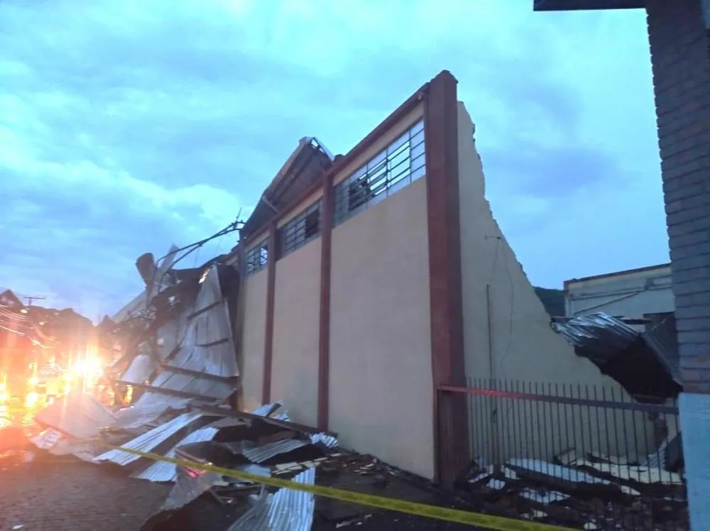 Alerta de perigo continua para esta terça-feira e assusta moradores de Flores da Cunha - Fotos: Leonardo Lopes/Jornal O Florense/Especial