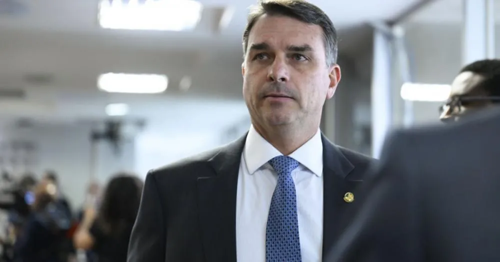 Flávio Bolsonaro discute candidatura ao Planalto com cúpula do PL