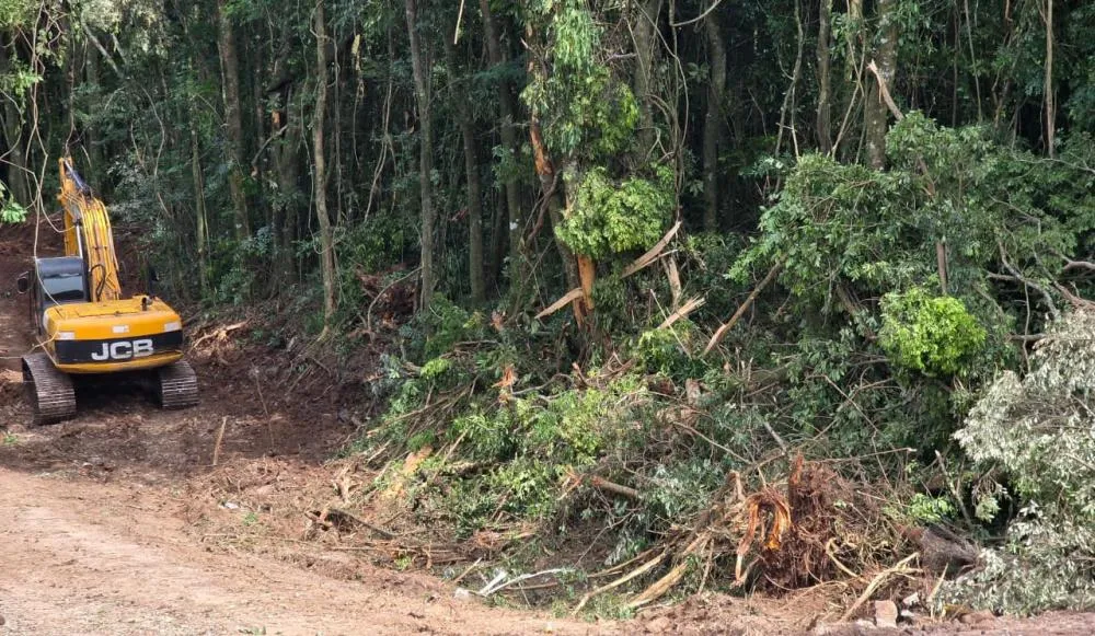 Máquina da prefeitura foi abandonada pelo operador por orientação do vice-prefeito - Foto: NB Notícias/Especial