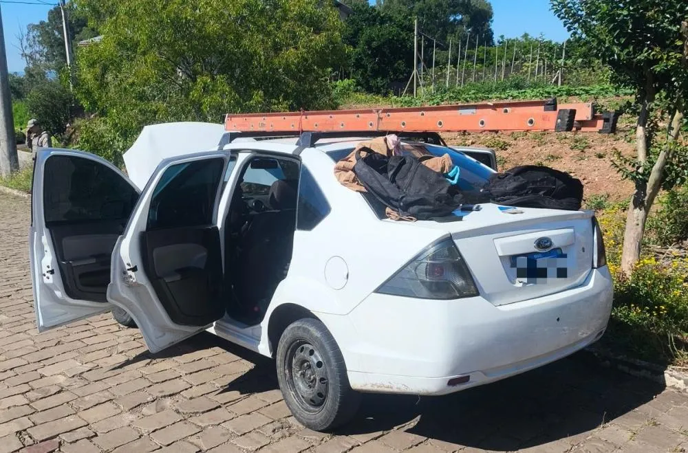 Criminosos estavam equipados com escada e ferramentas para o furto com segurança dos cabos - Fotos: Brigada Militar/Especial