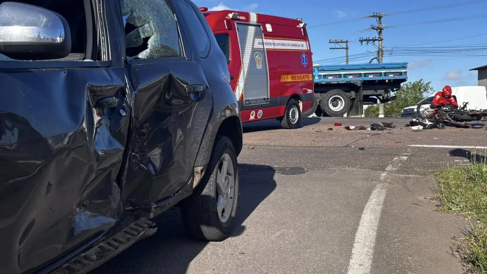Motociclista precisou ser encaminhado ao hospital - Foto: Guilherme Kalsing/Rádio Estação FM/Especial