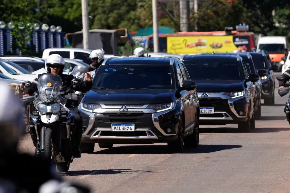 Condução foi realizada na manhã desta quarta-feira - Foto: Eraldo Peres/AP