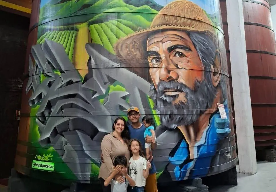 Angel Lucena posa ao lado da família e de um de seus trabalhos em Bento Gonçalves - Fotos: Arquivo Pessoal/Especial