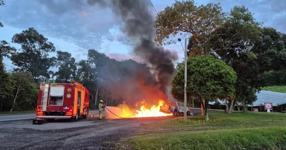 Caminhonete foi destruída pelas chamas