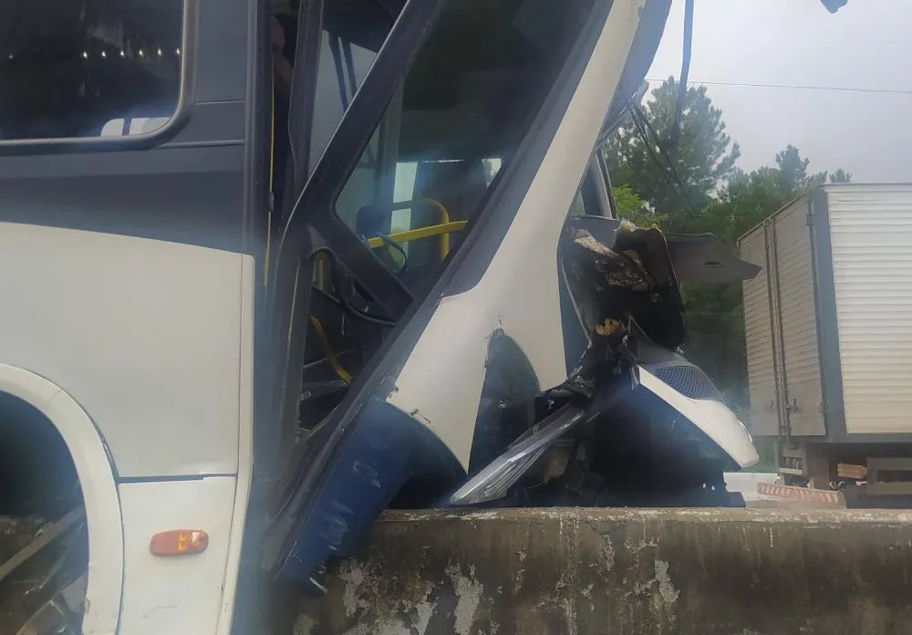 Apesar do susto, passageiro arremessado não sofreu ferimentos graves - Foto: Marcio Prado/Portal de Notícias Legal