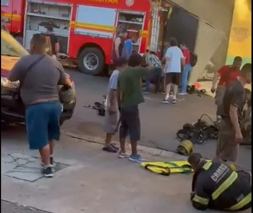 Populares tiveram que improvisar os primeiros atendimentos aos bombeiros feridos - Foto: Reprodução/Especial