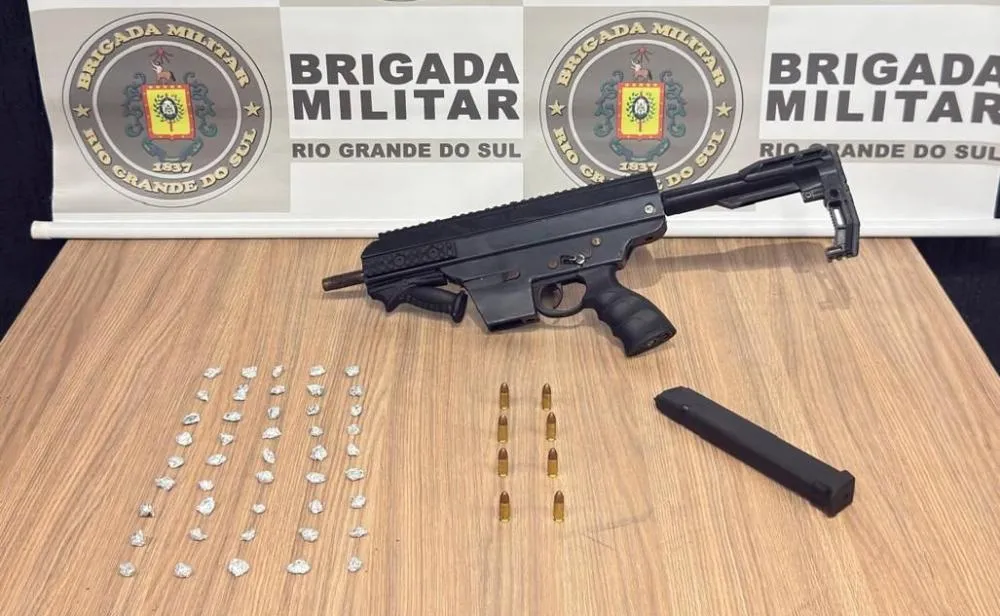 Armamento, munições e drogas foram apreendidas pela BM - Foto: Brigada Militar/Especial