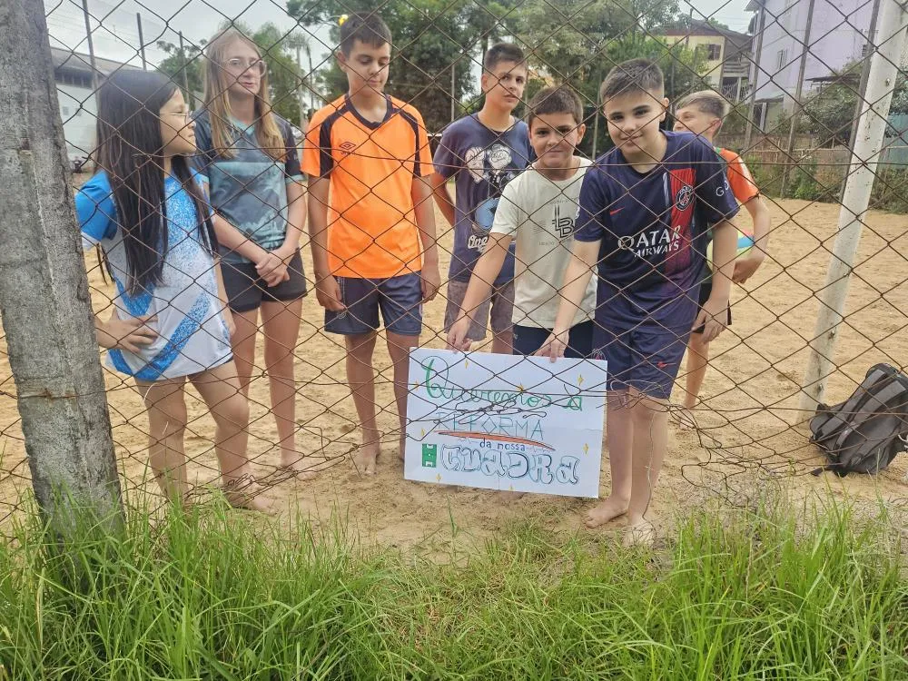 Pais não deixam as crianças frequentarem a praça durante a noite por falta de iluminação e segurança - Fotos: Jonathan Zanotto/Especial
