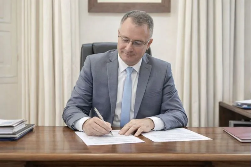 Anderson Zanella começa a ensaiar a pose que quer fazer em 1º de janeiro de 2029 - Foto: Reprodução gerada por Inteligência Artificial