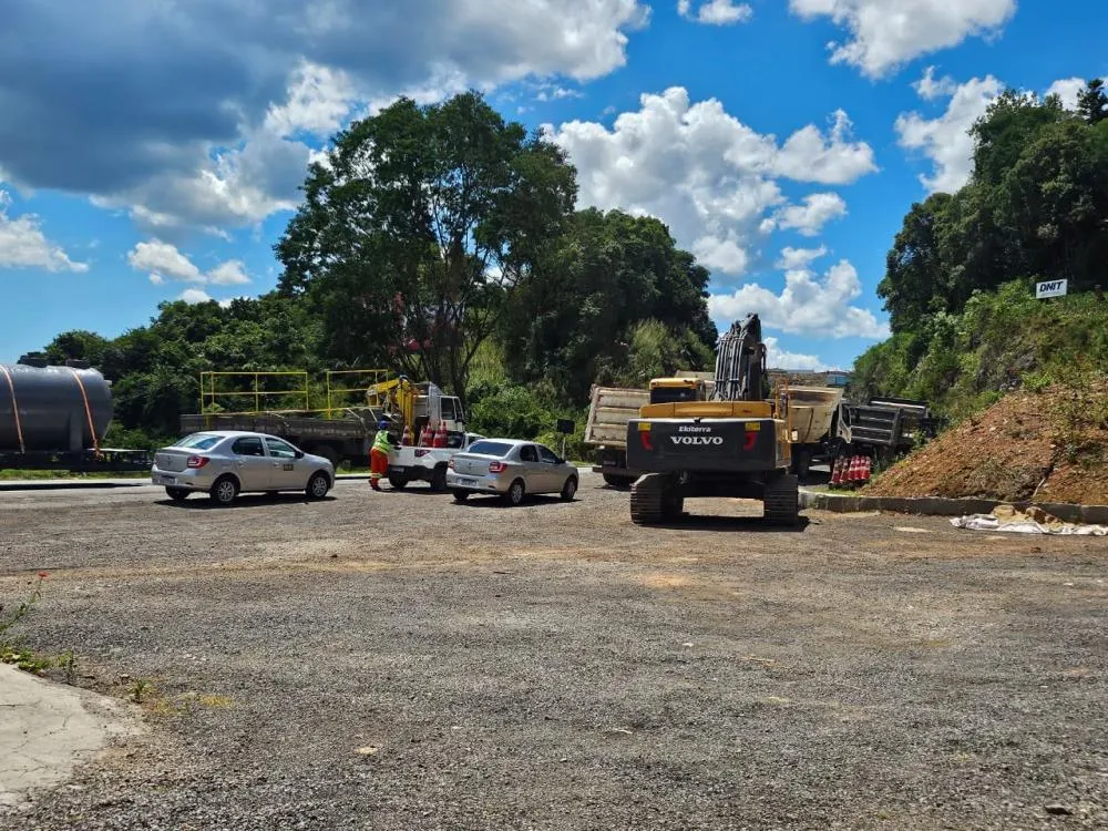 Trabalho preventivo quer evitar que novos deslizamentos ocorram no trecho - Foto: Jonathan Zanotto/Especial NB