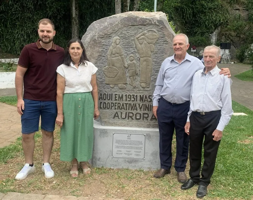 Presidente Renê Tonello ao lado de associados da cooperativa - Foto: Eduardo Benini/Especial NB