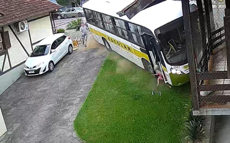 Apesar da gravidade do acidente, crianças não sofreram ferimentos - Foto: Reprodução/Especial NB