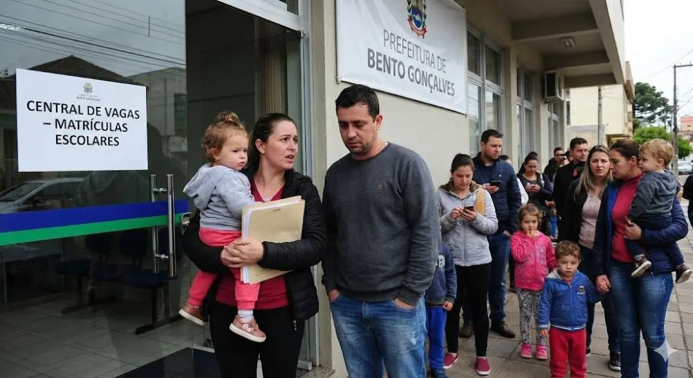 Pais estão cansados de enrolação e falta de solução - Foto: Meramente ilustrativa/IA