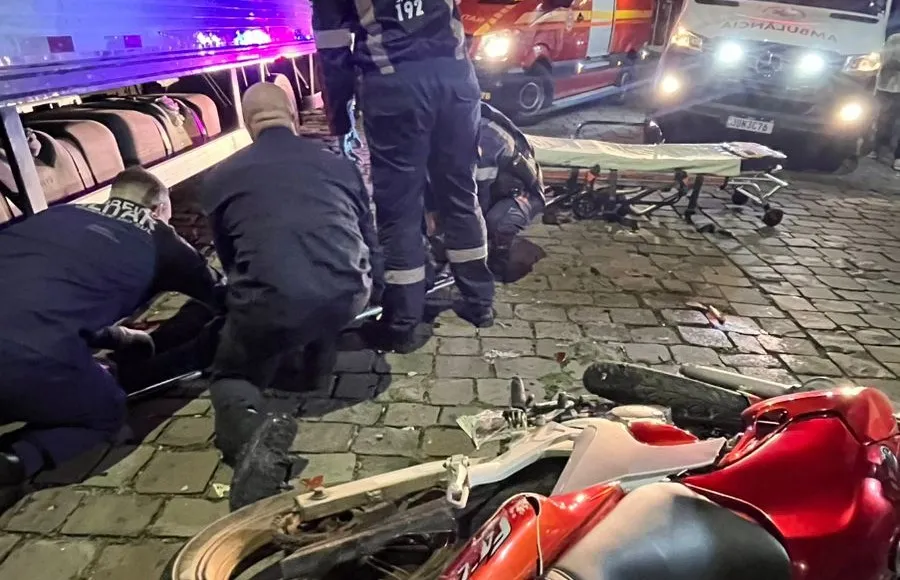 Motociclistas foram levados para atendimento no Hospital Tacchini - Foto: Corpo de Bombeiros/ESpecial NB