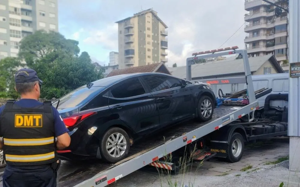 Veículo com diversos débitos circulava na área central de Bento - Foto: DMT/Especial NB