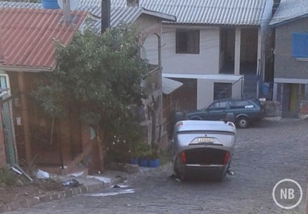 TRÂNSITO: Automóvel capota e atinge pedestre em Bento Gonçalves