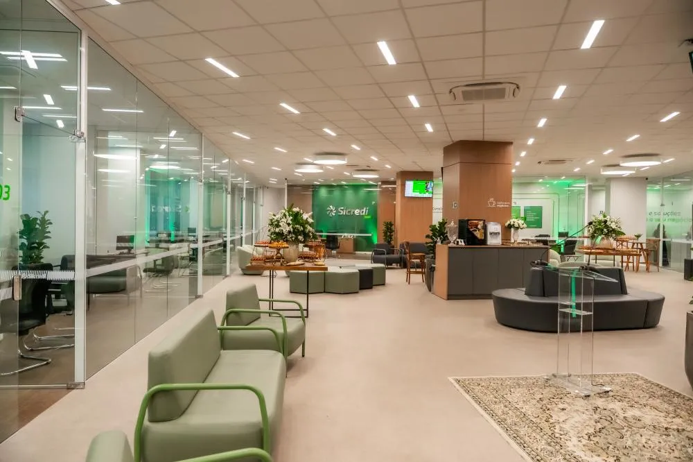 O projeto arquitetônico impressiona pela funcionalidade na nova agência - Fotos: Deplay Produtora