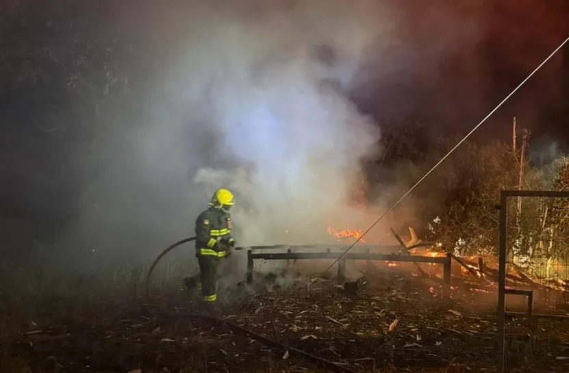 Bombeiros realizaram o controle do fogo na noite deste sábado - Fotos: Corpo de Bombeiros de Bento Gonçalves/Especial NB