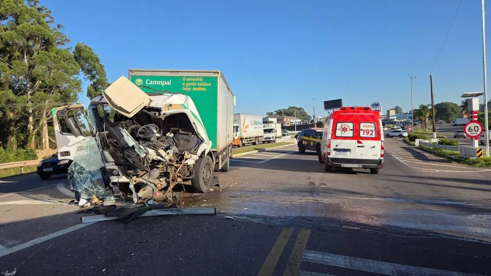 Motorista sofreu ferimentos e foi levado para o hospital - Foto: João Paulo Deluca/Rádio Garibaldi FM/Especial NB
