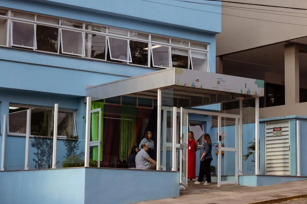 Fachada com o nome da antiga escola permanece, devido à antecipação do uso do espaço - Foto: Prefeitura de Bento/Especial NB