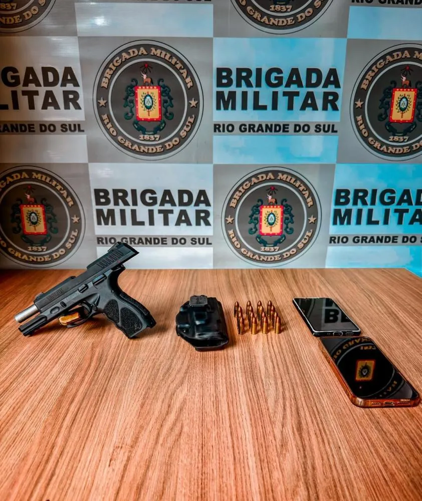 Pistola 9 milímetros estava em cima do banco do carona, o que demonstrou as intenções do indivíduo - Foto: Brigada Militar/Especial NB