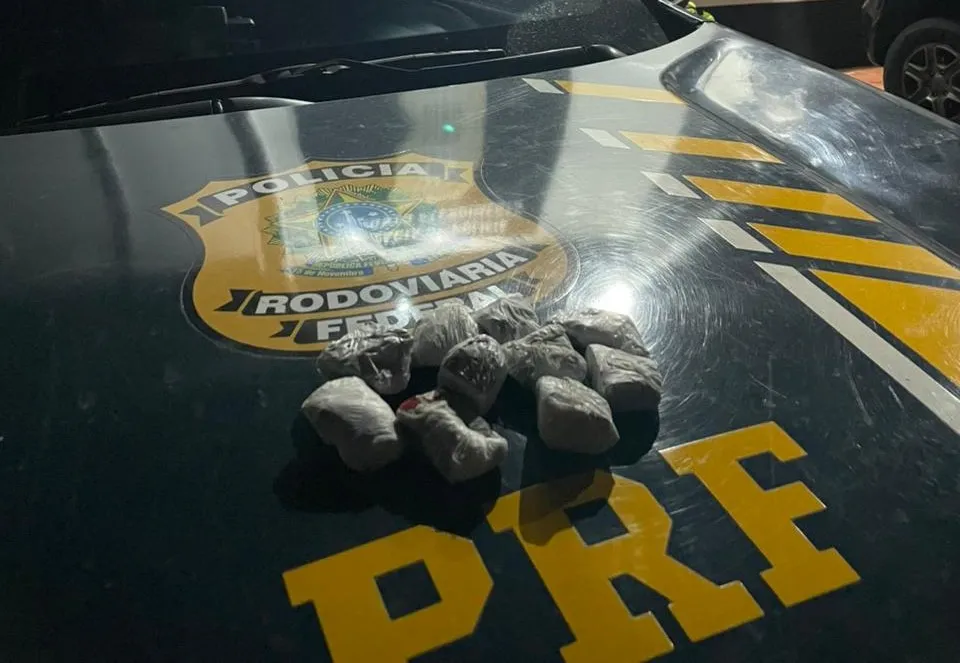 Drogas foram encontradas na bagagem do foragido - Foto: PRF/Especial NB