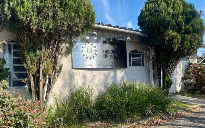Sem a menor preocupação, mulher foi até a delegacia acompanhar uma cliente - Foto: Fernanda Fauth/GES/Especial NB