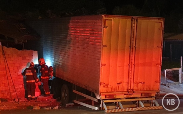 TRÂNSITO: Caminhão desgovernado atinge casa em Bento Gonçalves