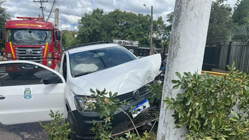 Apesar da violência da colisão, os dois servidores passam bem - Foto: Corpo de Bombeiros de Bento Gonçalves/Especial NB