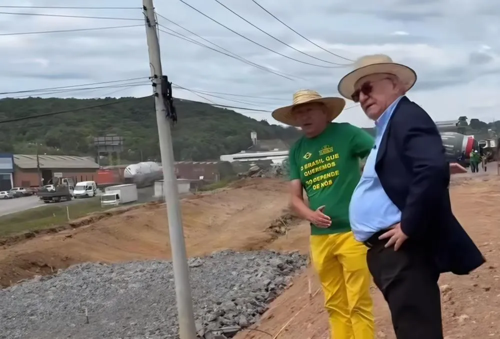 Véio da Havan veio até Garibaldi conferir a obra da megaloja ao lado do prefeito Sergio Chesini - Foto: Reprodução/NB Notícias 