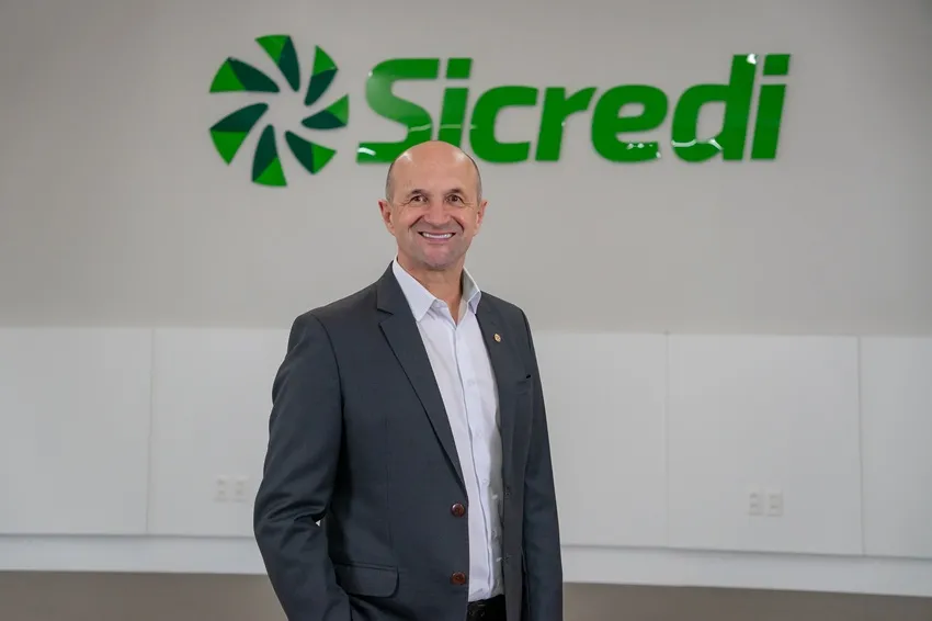 Presidente Marcos André Balbinot destaca a importância da participação dos associados na assembleia da Sicredi Serrana - Foto: Roger Max Rocha/Especial NB