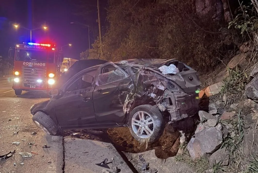 Um dos ocupantes do veículo sofreu ferimentos graves - Foto: Bombeiros Voluntários de Garibaldi/Especial NB