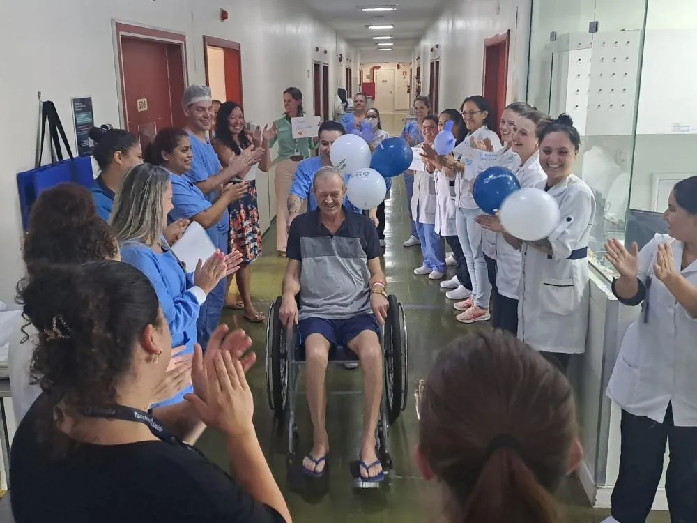 Saída do hospital emocionou a equipe médica que atendeu Nelson por quase quatro meses - Foto: Alexandre Brusa/Hospital Tacchini