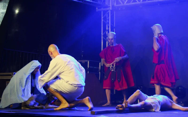 Cãozinho foi insistente na “defesa de Jesus” durante o espetáculo - Fotos: Dário Gonçalves/GES Especial