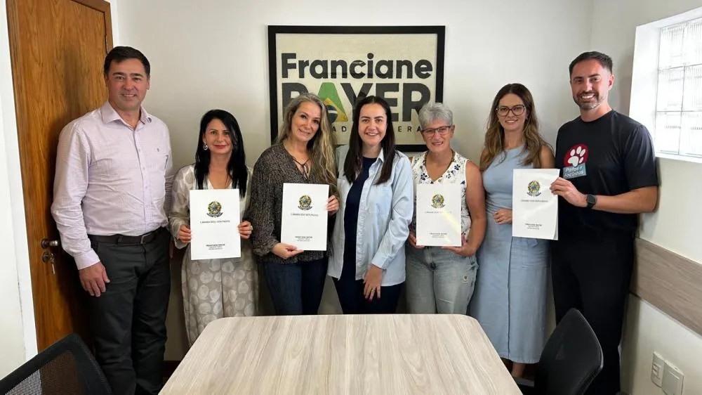 Representantes da causa animal acompanharam o vereador Volmar Giordani e a presidente Aline Poder na entrega da emenda parlamentar - Fotos: Reprodução/Especial NB