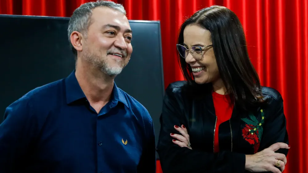 PT cede à pressão nacional e apoia Juliana Brizola no RS