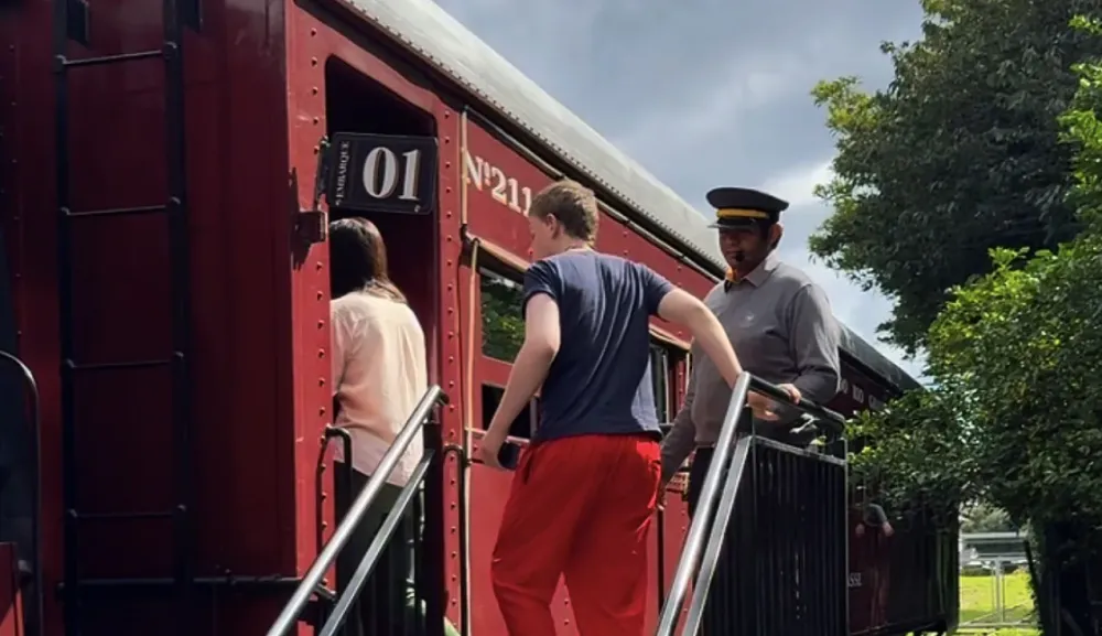 Passeio de Maria Fumaça promove inclusão de autistas em Bento