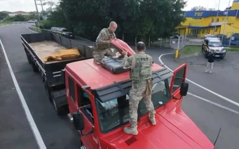 PRF apreende 46 quilos de cocaína escondidos no teto de caminhão no RS