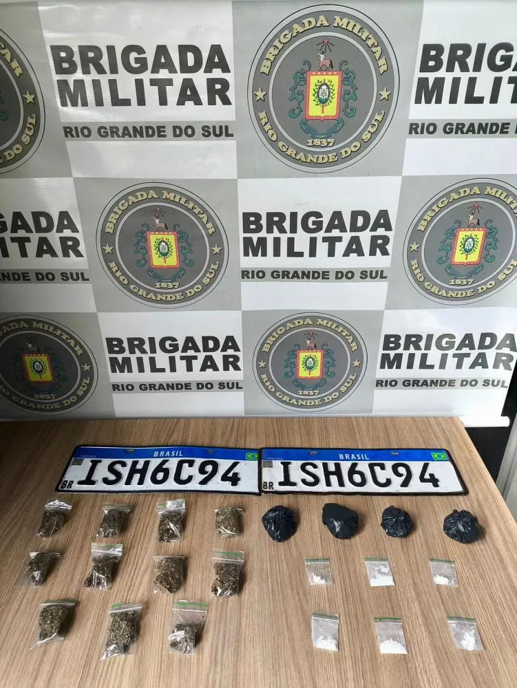 Durante a revista, os agentes apreenderam 15 porções de maconha, seis porções de cocaína e um aparelho celular.. (Foto: BM)