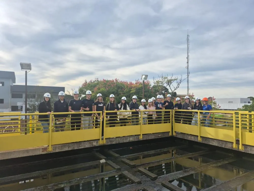 Durante a visita, os alunos acompanharam todas as etapas do ciclo da água, desde a captação bruta nos arroios Barracão e Buratti até os processos químicos e físicos de purificação. (Foto: Surne/Divulgação) 