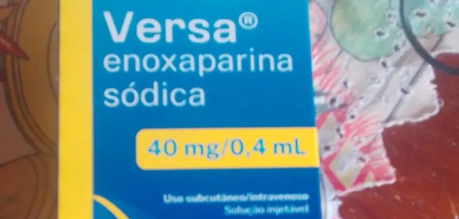 Diagnosticada com trombose gestacional na 28ª semana de gravidez, a jovem de 26 anos depende de quatro aplicações diárias.