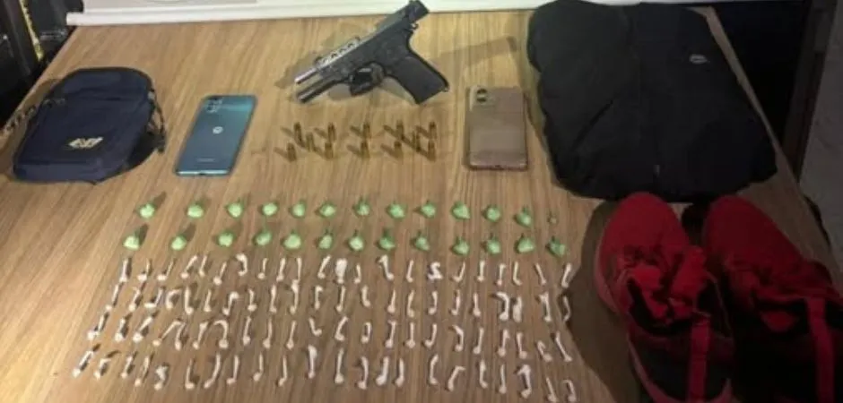 Durante a abordagem, os policiais do Choque encontraram com o suspeito uma pistola calibre 9mm. (Foto: BM)