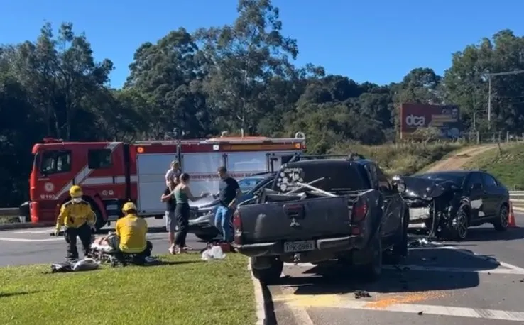 Mulher ficou ferida na colisão, mas não corre risco de morte - Foto: Adilson Locatelli/Rádio A Voz FM