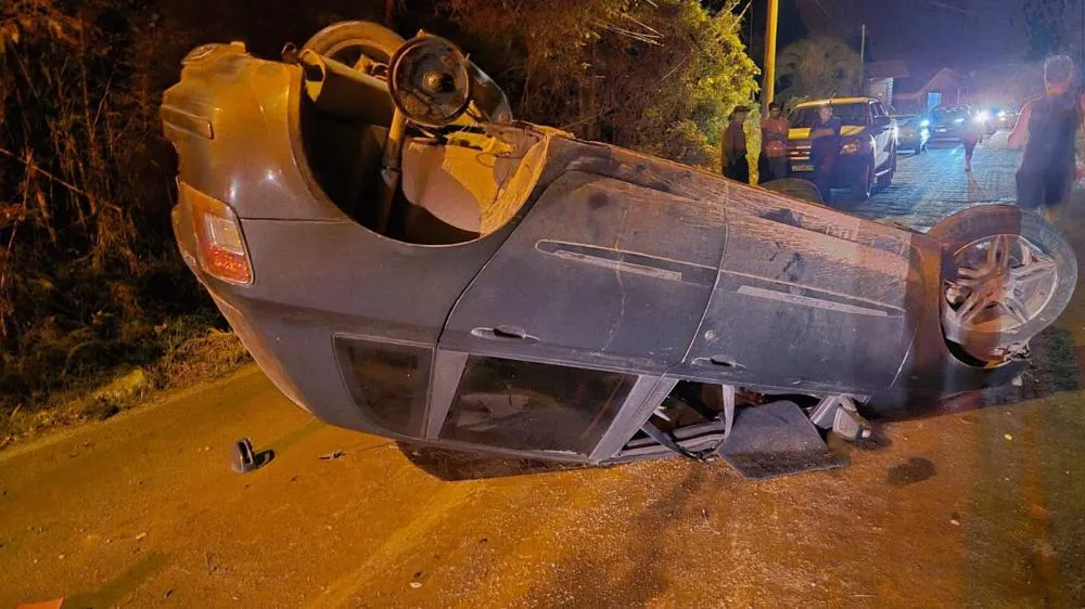 O condutor de um Fiat Stilo, com placas de Caxias do Sul, ficou ferido após perder o controle do veículo e capotar. (Foto: Reprodução)