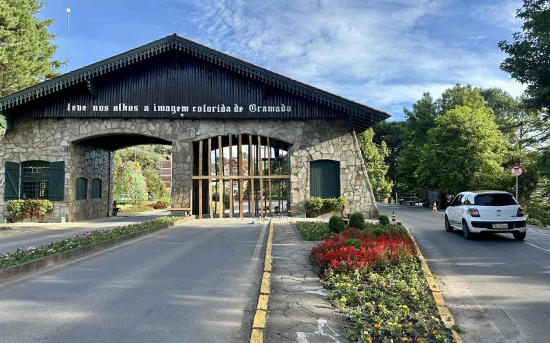 Pórtico da RS-235, em Gramado, está interditado após caminhão desrespeitar a sinalização. (Foto: Mônica Pereira)