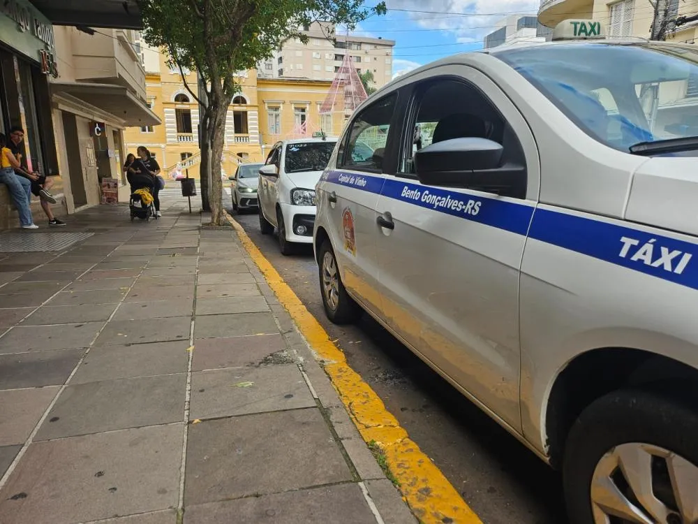 O abrigo que protegia passageiros e motoristas foi retirado sob a promessa de ser temporário. (Foto: Jonathan Zanotto/Especial NB Notícias)
