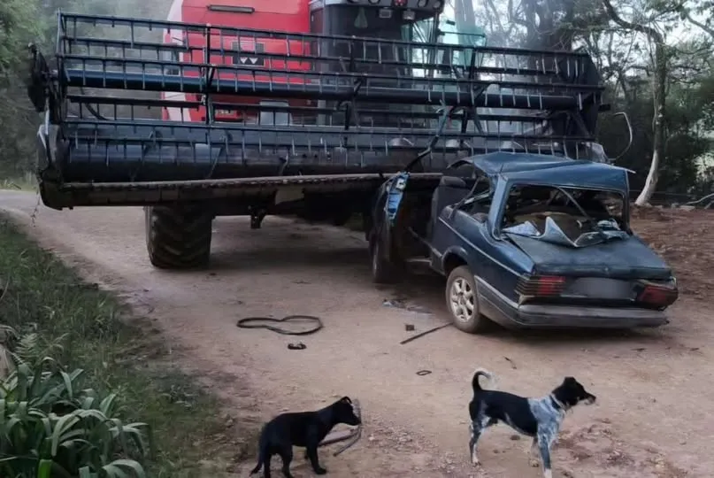Um homem de 63 anos sofreu ferimentos severos após o automóvel que conduzia colidir frontalmente com uma colheitadeira. (Foto: Reprodução)