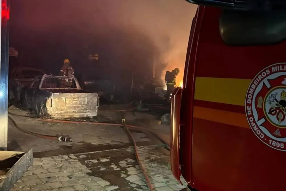 O Corpo de Bombeiros foi acionado por volta da meia-noite e trabalhou intensamente para conter as chamas. (Foto: Bombeiros)