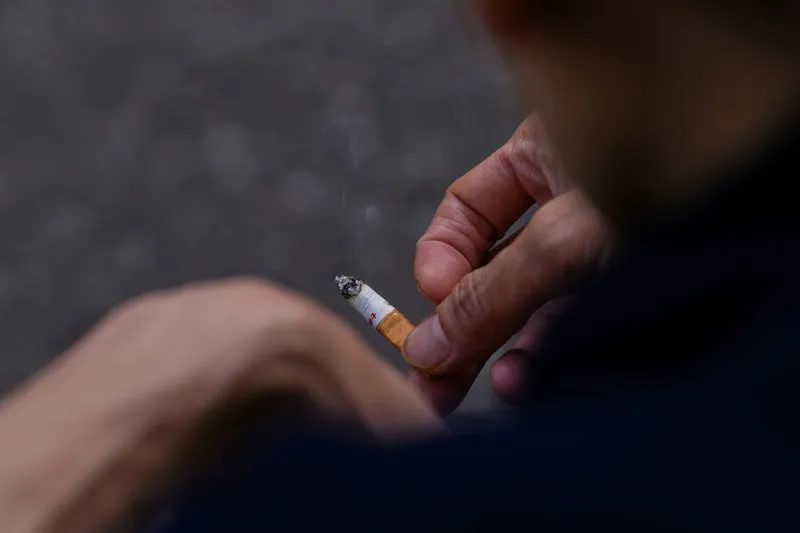Reino Unido aprova lei histórica que proíbe venda de cigarros para gerações futuras
