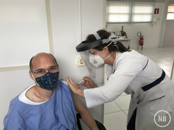 CORONAVAC: Funcionários do Hospital São Roque são imunizados em Carlos Barbosa